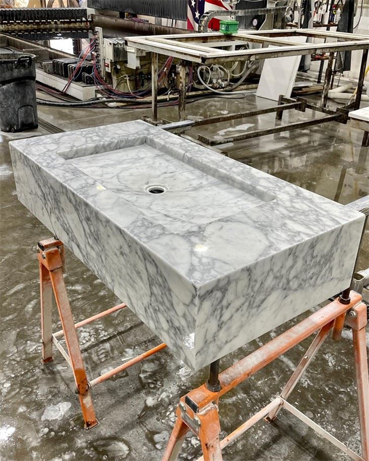 Meuble-lavabo flottant en bloc de marbre Arabescato Carrara Marble