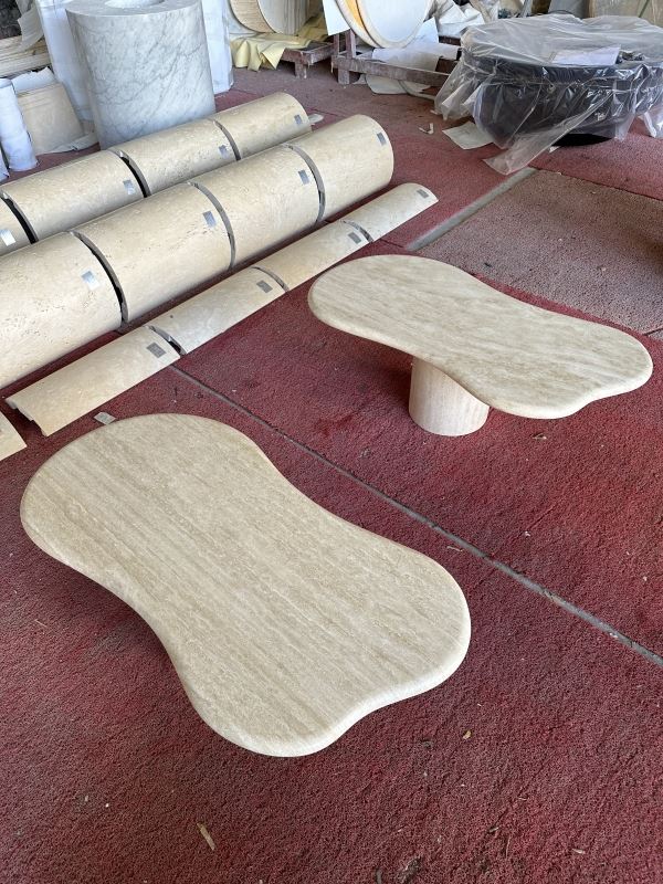 Table basse en travertin avec base sur pied